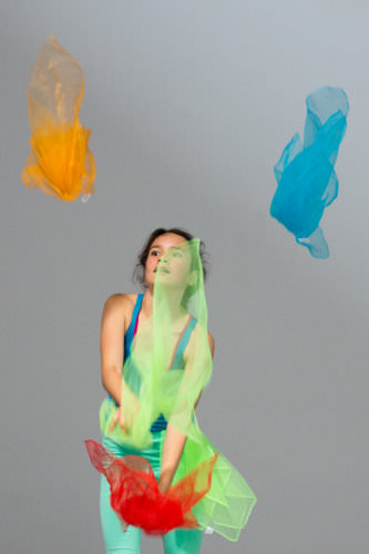 bambina gioca con i veli